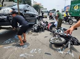Image: Car Collides with Motorcycles at Red Light in Ho Chi Minh City