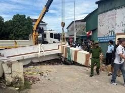 Image: Falling Archway Injures Young Student in Ha Tinh