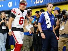 Image: Giants QB Jaxson Dart Exits MNF Game vs. Rams with Knee Injury