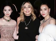 Image: Hồ Ngọc Hà Reunites with Liu Yifei at Bvlgari Event