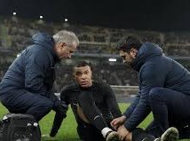 Image: Kylian Mbappé Leaves Match with Suspected Knee Injury