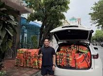 Image: Local Man Hangs 200 Life Jackets on Bridges in Hung Yen