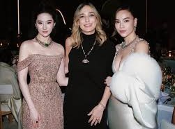 Image: Lưu Diệc Phi Removes Hồ Ngọc Hà from Group Photo, Sparks Outrage