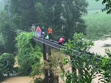 Image: Medical Team Braves Floods to Deliver Baby in Thanh Hoa