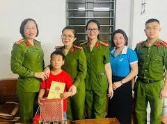 Image: Mid-Autumn Festival Gifts Distributed to Children in Hưng Nguyên