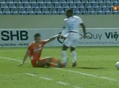 Image: Nam Dinh Player Sent Off After Violent Incident in V-League Match