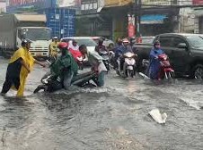 Image: National Route 1 Flooded, Motorcycles Toppling in Water