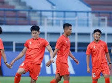Image: Nguyen Dinh Bac and Xuan Son Energize Vietnam National Team Training
