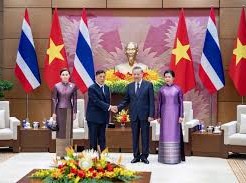 Image: Official Welcome for the King and Queen of Thailand