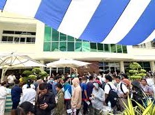Image: Parents Brave Heat to Buy Textbooks in Ho Chi Minh City