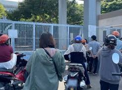 Image: Parents Denied Entry to Meeting at Nguyen Khuyen High School