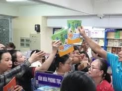 Image: Parents Struggle to Buy Textbooks in Da Nang