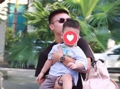 Image: Quang Hải Takes a Break from Football to Accompany Son to School