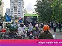 Image: Students Opt for Ride-Hailing as Buses Overflow