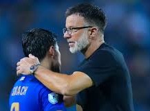 Image: Thailand's Coach Anthony Hudson Grays with Pressure Ahead of Vietnam Match
