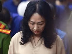Image: Truong My Lan Receives Auction Notice While Serving Sentence