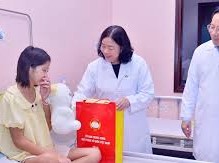 Image: Vietnam's National Assembly Chairperson Gifts Children for Mid-Autumn Festival