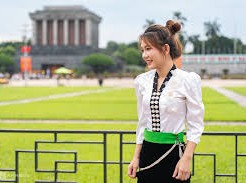 Image: Visitors Flock to Ba Dinh Square for Traditional Dress Photos