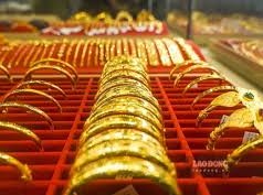 Image: Gold Prices Drop: Buyers Face Heavy Losses