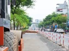 Image: Hanoi Expands Road by Trimming Median Strip to Alleviate Traffic