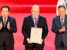 Image: Hanoi University of Science and Technology Deputy Director Honored