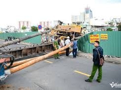 Image: Heavy Steel Block Falls in Ho Chi Minh City, Disrupting Traffic