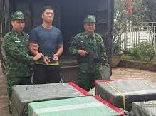 Image: Lao Cai Border Guards Seize Truck Carrying 21,000 Smuggled Cigarettes