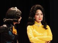 Image: Lê Phương Pays Respects to Late Artist Thanh Nga Before Performance