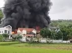 Image: Massive Fire Breaks Out at Factory in Hanoi, 200 Responders Involved