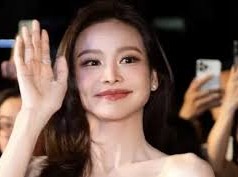 Image: Thai Beauty Queen Shines at Film Premiere in Vietnam