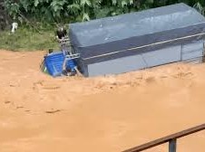 Image: Three Rescued from Truck Swept Away by Floods in Da Lat