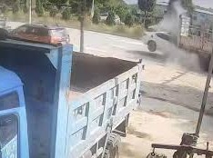 Image: Tragic Accident: Car Crashes Under Truck, Killing 7