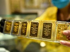 Image: Global Gold Prices Drop Below $4,400/ounce Amid Domestic Surge