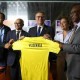 Image: Cabo Verde Coach Gifts Jersey to António José Seguro
