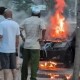 Image: Car Catches Fire on Sidewalk in Ho Chi Minh City