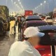 Image: Severe Traffic Jam on Vinh Tuy Bridge as Drivers Abandon Vehicles