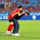 Image: Coach Kim Sang Sik Carries Dinh Bac to Receive Best Award