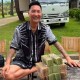 Image: How Huấn 'Hoa Hồng' Distributes Charity Funds: Insights from Locals