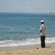 Image: Mother Waits on Beach for Missing Child in Nghê Cape