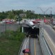 Image: Semi-Truck Crashes into Overpass Wall on I-71 in Cincinnati
