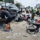 Image: Car Collides with Motorcycles at Red Light in Ho Chi Minh City