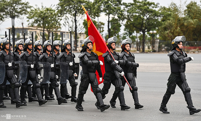 6,000 cops, soldiers parade in Hanoi ahead of National Party Congress