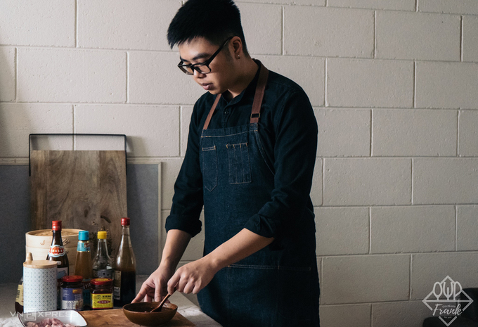 Blogger introduces food with sound