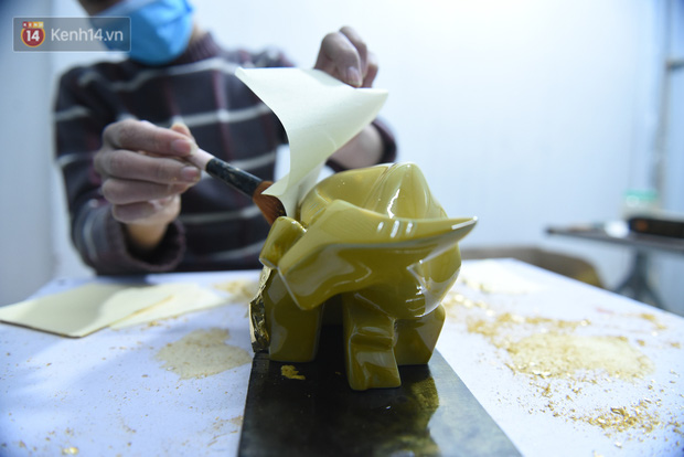 Close-up of the process of making a 24k gold-plated buffalo, priced at 10 million / head, still attracts customers to buy Tet