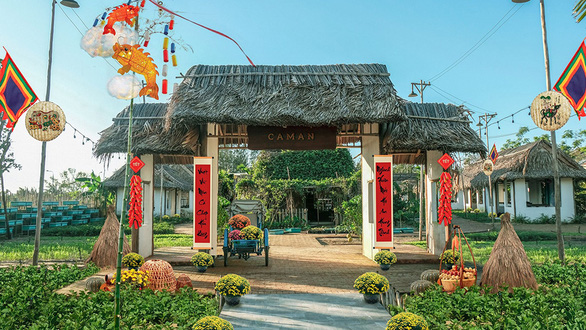 Hoi An opened the old Tet market, buying and selling with … coins