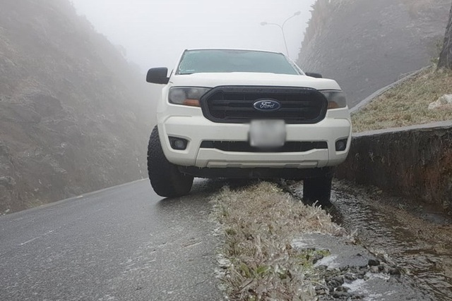 Icy roads on Lai Chau pass pose dangers for drivers
