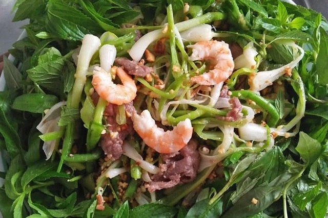 It is hard to resist the delicious dish from young garlic “thousands of people love” in Ly Son