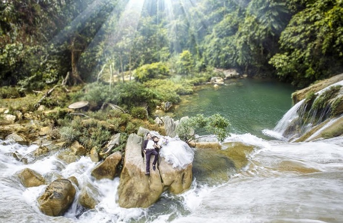 Leaning in front of the dreamlike magic beauty of Ban Ba Tuyen Quang waterfall