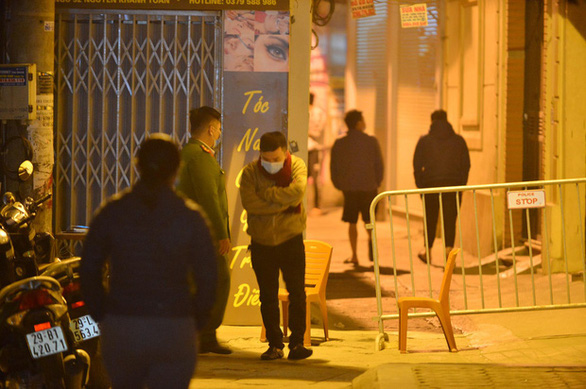 Hanoi fences off alley after resident tests positive for COVID-19