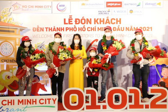 HCMC greets first visitors of New Year